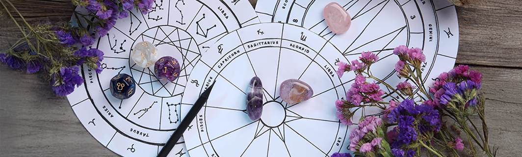 Ein astrologisches Rad, umgeben von Kristallen und Wahrsagegegenständen, das das Ziehen der Karten, spirituelle Führung und die Deutung der Sternzeichen symbolisiert