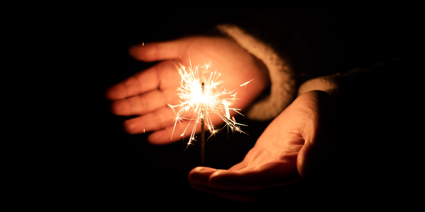 Übergangsritual zwischen 2025 und 2026, symbolisiert durch einen leuchtenden Funken, der die Befreiung von der Vergangenheit, spirituelle Erneuerung und Vorsätze für das neue Jahr darstellt.