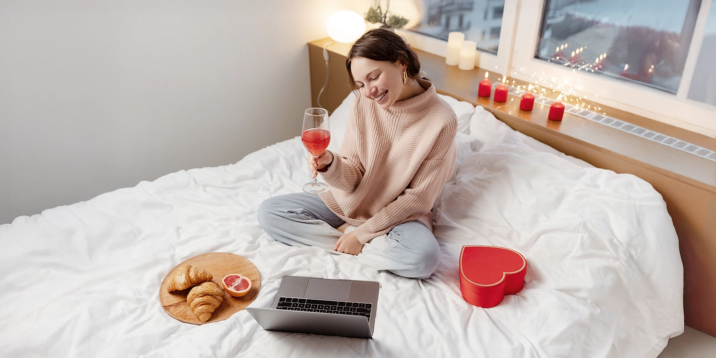 Frau in ruhigem Moment am Valentinstag, die innere Reflexion über Liebe und Gefühle verkörpert und den Wunsch nach Klarheit durch eine Liebesberatung symbolisiert.