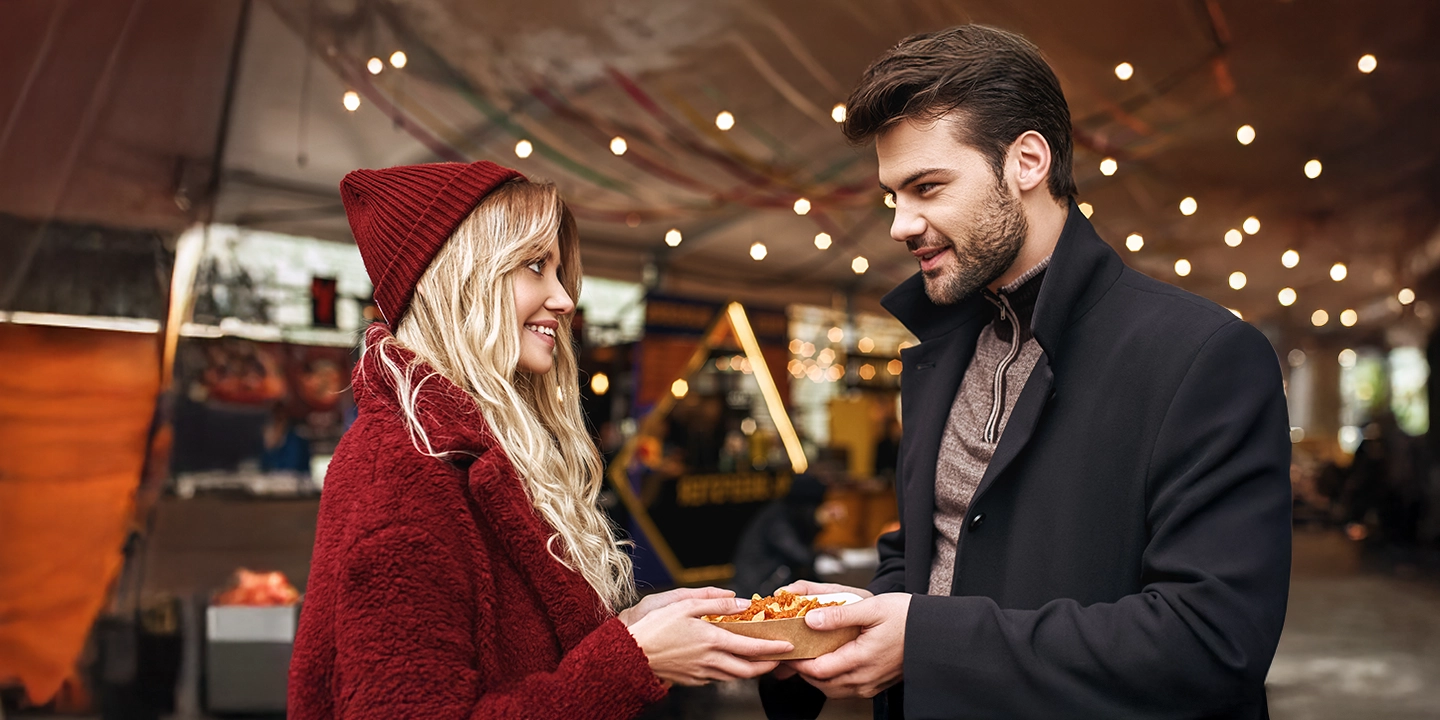 Couple partageant un moment complice lors d’un rendez-vous romantique, illustrant des idées de dates inspirées par l’astrologie et les signes du zodiaque.
