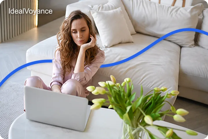 Femme seule en pleine r&eacute;flexion devant son ordinateur, illustrant les questionnements amoureux que la Saint-Valentin peut faire &eacute;merger et l&rsquo;int&eacute;r&ecirc;t d&rsquo;une consultation pour mieux comprendre sa vie sentimentale.