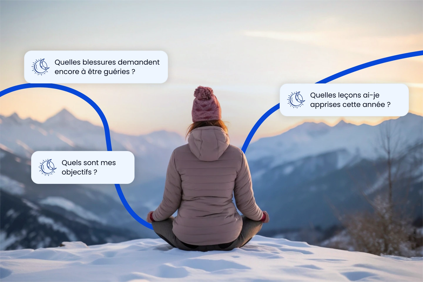 Femme méditant dans la neige face aux montagnes, entourée de bulles de réflexion sur les blessures à guérir, les leçons de l’année et les objectifs à venir.