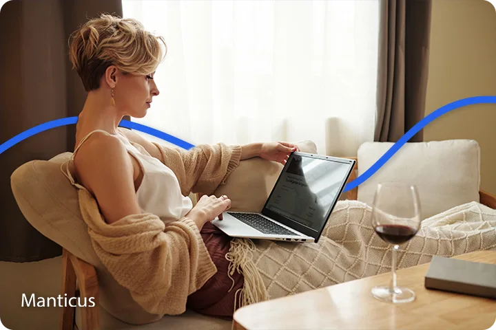 Nachdenkliche Frau zu Hause am Laptop, die ihre Liebessituation reflektiert und symbolisch für den Valentinstag als Zeitpunkt der inneren Klärung und Beziehungsberatung steht.