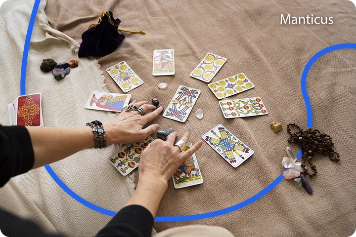 Tarotkarten im Kreis mit Kristallen und spirituellen Objekten, genutzt für ein Meditationsritual zur Entwicklung der inneren Balance und Intuition.