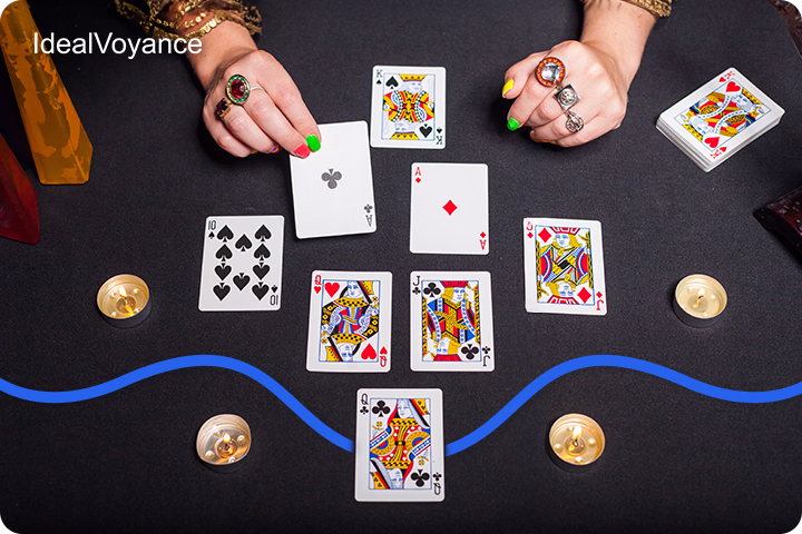 Tirage de cartomancie avec jeu de 32 cartes dispos&eacute; sur une table entour&eacute;e de bougies, illustrant l&rsquo;interpr&eacute;tation des cartes et la divination.