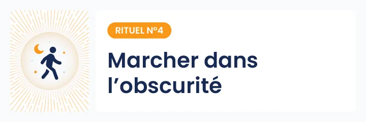 Illustration du rituel spirituel &laquo; Marcher dans l&rsquo;obscurit&eacute; &raquo; &agrave; Halloween, symbole de confiance en l&rsquo;invisible, d&rsquo;introspection et d&rsquo;&eacute;coute int&eacute;rieure.