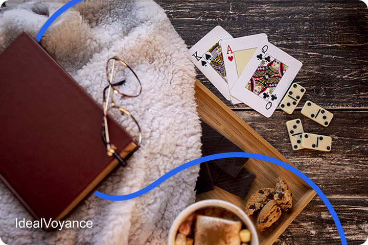 Jeu de 32 cartes pos&eacute; sur une table avec accessoires, illustrant la cartomancie traditionnelle et l&rsquo;interpr&eacute;tation des cartes dans un tirage divinatoire.