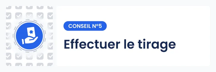 Illustration du conseil n°5 en cartomancie : réaliser le tirage de cartes avec concentration pour une lecture de cartomancie fluide et inspirée