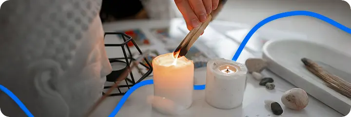 Rituel de guidance de No&euml;l avec allumage de bougie, encens et pierres, symbole de purification et d&rsquo;intuition avant un tirage tarot en d&eacute;cembre.