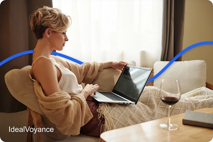 Femme install&eacute;e dans un int&eacute;rieur chaleureux, r&eacute;fl&eacute;chissant &agrave; sa vie amoureuse devant son ordinateur, illustrant la Saint-Valentin comme un moment propice &agrave; la consultation et &agrave; la compr&eacute;hension de ses relations.