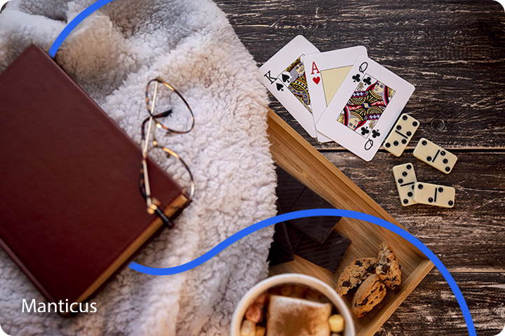 Ein Kartenspiel mit 32 Karten, das zusammen mit Zubeh&ouml;r auf einem Tisch liegt und die traditionelle Kartenlegung sowie die Deutung der Karten bei einer Wahrsagung veranschaulicht.